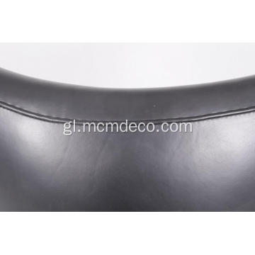 Cadeira de ovo de coiro de cor negra